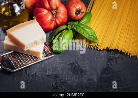 Verschiedene Auswahl von rohen Vergangenheit wie Fusili, Tagliatella und Macaronis auf dunklem Hintergrund. Stockfoto
