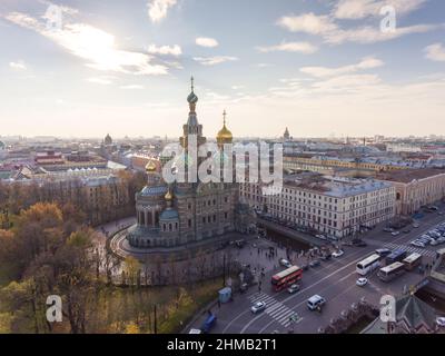 Luftaufnahme der Kathedrale Kirche des Erlösers auf Blut und Park Michajlowski bei Sonnenuntergang, goldene Kuppel, Dächer von St. Petersburg, Schatten der Bäume Stockfoto