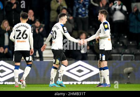 Tom Lawrence von Derby County (Mitte) feiert das zweite Tor des Spiels seiner Seite während des Sky Bet Championship-Spiels im Pride Park, Derby. Bilddatum: Dienstag, 8. Februar 2022. Stockfoto