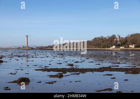 Longannet Power Station mit dem Fluss aus folgende Sehenswürdigkeiten: Culross, Fife, Schottland gesehen. Stockfoto