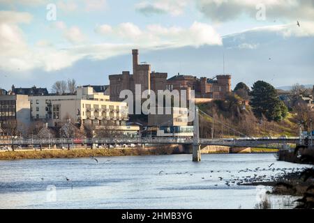 Inverness Castle, mit Blick auf den Fluss Ness in der Mitte von Inverness, Schottische Highlands. Stockfoto