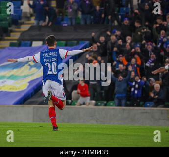 Windsor Park, Belfast, Nordirland, Großbritannien. 08. Februar 2022. Danske Bank Premiership – Linfield (blau) / Larne. Action vom heutigen Spiel im Windsor Park. Stephen Fallon (20) feiert sein Ziel für Linfield. Kredit: CAZIMB/Alamy Live Nachrichten. Stockfoto