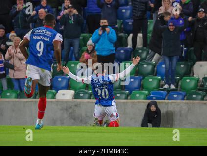 Windsor Park, Belfast, Nordirland, Großbritannien. 08. Februar 2022. Danske Bank Premiership – Linfield (blau) / Larne. Action vom heutigen Spiel im Windsor Park. Stephen Fallon (20) feiert sein Ziel für Linfield. Kredit: CAZIMB/Alamy Live Nachrichten. Stockfoto