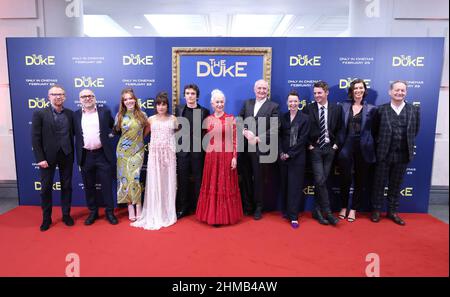 Helen Mirren und Jim Broadbent (Mitte) mit Besetzung und Crew kommen zur britischen Premiere von The Duke in der National Gallery in London. Bilddatum: Dienstag, 8. Februar 2022. Stockfoto