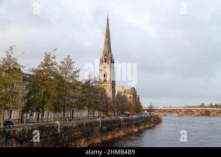 Blick über den Fluss Tay zur St. Matthew's Church und Smeaton's Bridge. Perth, Schottland Stockfoto