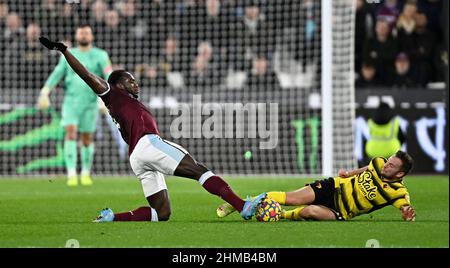 London, Großbritannien. 6th. Februar 2022. Michail Antonio (West Ham) und Tom Cleverley (Watford) während des Spiels der West Ham gegen Watford Premier League im London Stadium Stratford. Quelle: MARTIN DALTON/Alamy Live News Stockfoto