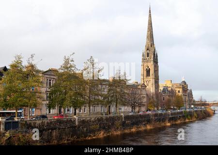 Blick über den Fluss Tay zur St. Matthew's Church und Smeaton's Bridge. Perth, Schottland Stockfoto