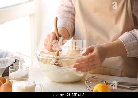 Frau bereitet leckeren baskischen verbrannten Käsekuchen in der Küche Stockfoto