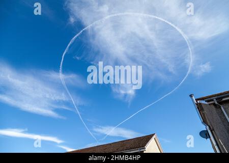 Ein Flugzeug Dampf Spur in einem vollen Kreis Stockfoto