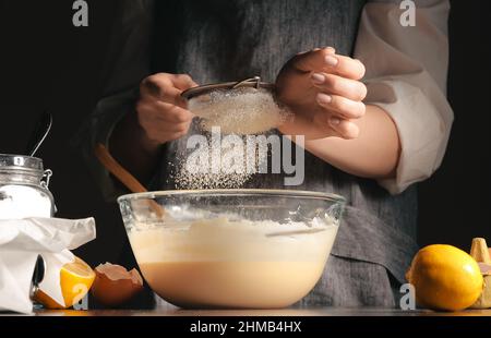 Frau bereitet leckeren baskischen verbrannten Käsekuchen in der Küche Stockfoto