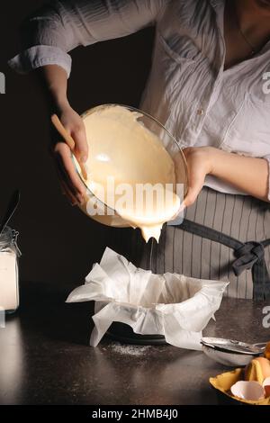 Frau bereitet leckeren baskischen verbrannten Käsekuchen in der Küche Stockfoto