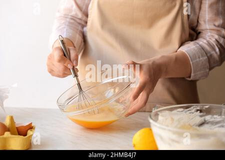 Frau bereitet leckeren baskischen verbrannten Käsekuchen in der Küche Stockfoto