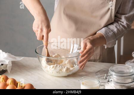 Frau bereitet leckeren baskischen verbrannten Käsekuchen in der Küche Stockfoto