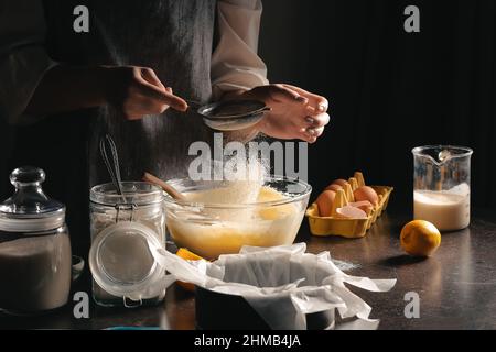 Frau bereitet leckeren baskischen verbrannten Käsekuchen in der Küche Stockfoto