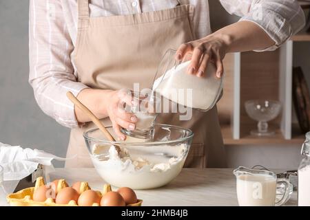 Frau bereitet leckeren baskischen verbrannten Käsekuchen in der Küche Stockfoto