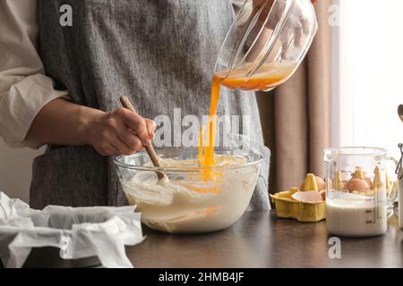 Frau bereitet leckeren baskischen verbrannten Käsekuchen in der Küche Stockfoto