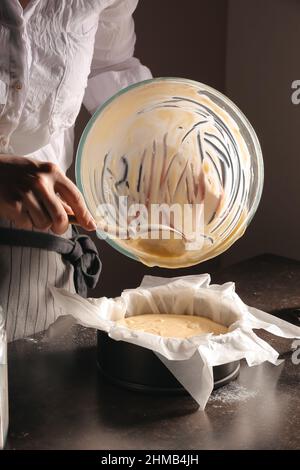 Frau bereitet leckeren baskischen verbrannten Käsekuchen in der Küche Stockfoto