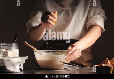 Frau bereitet leckeren baskischen verbrannten Käsekuchen in der Küche Stockfoto