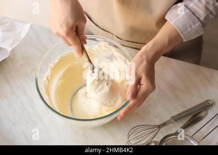 Frau bereitet leckeren baskischen verbrannten Käsekuchen in der Küche Stockfoto