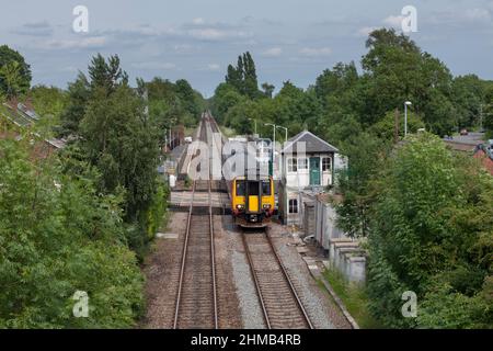 East Midlands Züge der Klasse 156 Sprinter Train 156405 am Bahnhof Lowdham (östlich von Nottingham) mit Bahnübergang und geschlossenem Signalkasten Stockfoto