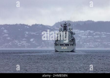 Achtern Ende der deutschen Marine Auffüll- und Hilfsschiff Berlin A1411 Abfahrt aus dem Hafen von Bergen, Norwegen. Ein dunkler, regnerischer und nebliger Wintertag Stockfoto