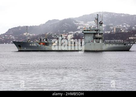 Main A515, das vom Hafen Bergen, Norwegen, abfährt. Ein dunkler, regnerischer und nebliger Wintertag Stockfoto