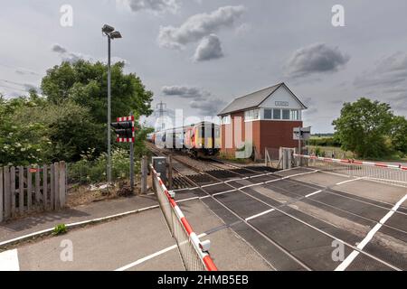 East Midlands Züge der Klasse 156 Sprinter fahren an der Signalbox Allington (westlich von Grantham) vorbei Stockfoto