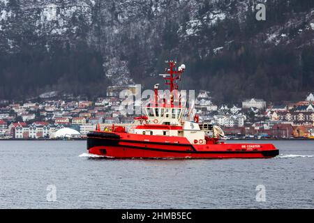 Ein grauer und regnerischer Tag. Schleppboot BB Coaster, Abfahrt vom Hafen Bergen, Norwegen Stockfoto