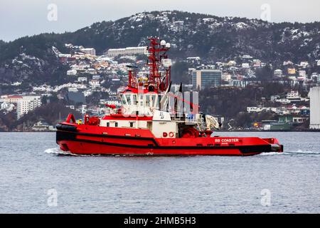 Ein grauer und regnerischer Tag. Schleppboot BB Coaster, Abfahrt vom Hafen Bergen, Norwegen Stockfoto