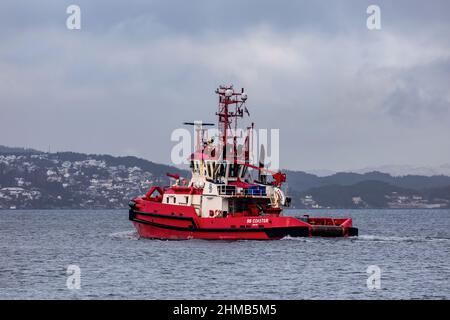 Ein grauer und regnerischer Tag. Schleppboot BB Coaster, Abfahrt vom Hafen Bergen, Norwegen Stockfoto