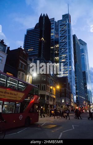 London, Großbritannien, 6. Februar 2022: Blick in die Dämmerung entlang Bishopsgate in der City of London, wo Busse und Taxis die Menschen zur Liverpool Street Station bringen. Anna Stockfoto