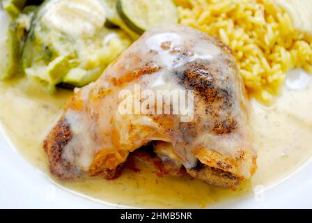 Gebackenes Huhn mit Zitronenpfefferbutter-Sauce Stockfoto