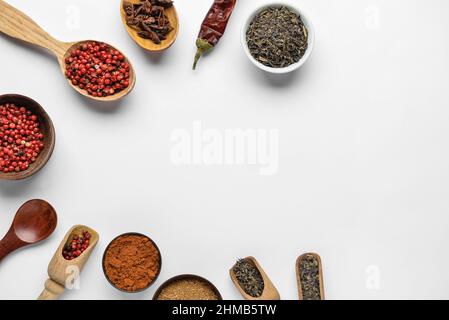 Set aus verschiedenen Gewürzen auf weißem Hintergrund Stockfoto