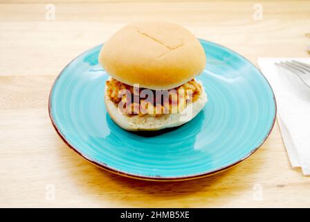 Nahaufnahme eines Macaroni-Sandwiches, serviert auf einem Blue Plated Stockfoto