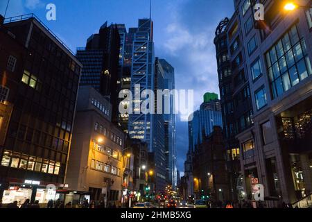 London, Großbritannien, 6. Februar 2022: Blick in die Dämmerung entlang Bishopsgate in der City of London, wo Busse und Taxis die Menschen zur Liverpool Street Station bringen. Anna Stockfoto