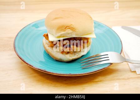 Makkaroni-Sandwich mit Käse auf einer Blue-Plated-serviert Stockfoto