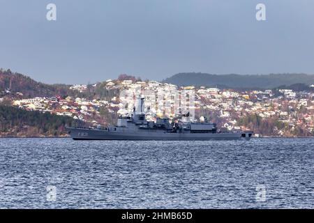 Niederländische Karel-Doorman-Klasse Fregatte F3831 HNLMS Van Amstel in Byfjorden, außerhalb des Hafens von Bergen, Norwegen. Stockfoto