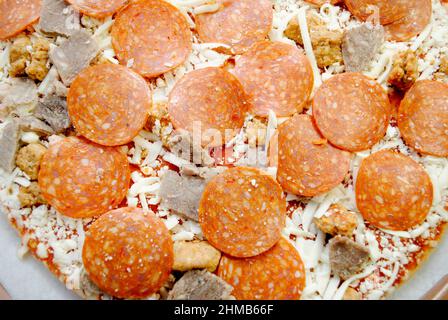 Nahaufnahme einer Perfect Raw Meat Lovers Pizza Ready for the Oven Stockfoto