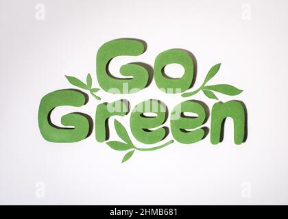 Go Green Paper Cut Schriftzug. Konzept für den Tag der Umwelt. Stockfoto
