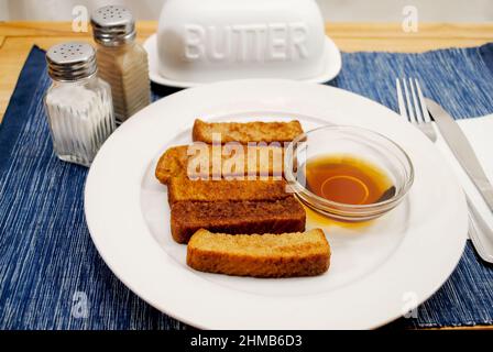 French Toast Sticks Frühstück mit Ahornsirup Stockfoto
