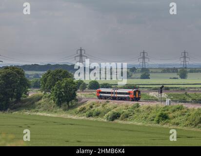 East Midlands Züge der Klasse 158 Express Sprinter Zug vorbei Allington (westlich von Grantham) auf dem Land mit einem Norwich nach Liverpool Zug Stockfoto