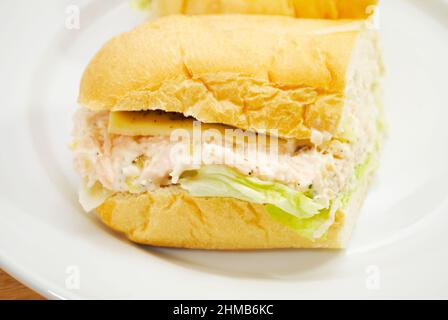 Chicken Salad Sub Sandwich mit amerikanischem Käse und Ice Burg Salat Stockfoto