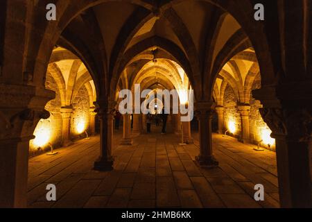 Trebic, Tschechien - 05/02/2022: Innenraum der Krypta der St.-Prokopius-Basilika in Trebic, Tschechien. Stockfoto