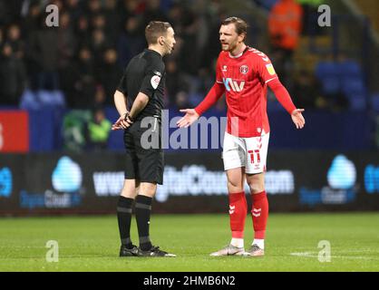 Alex Gilbey von Charlton Athletic (rechts) spricht mit dem Schiedsrichter Ben Toner, nachdem er während des Spiels der Sky Bet League One im University of Bolton Stadium, Großbritannien, eine gelbe Karte für ein Foul gezeigt hatte. Bilddatum: Dienstag, 8. Februar 2022. Stockfoto