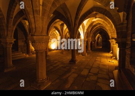 Trebic, Tschechien - 05/02/2022: Innenraum der Krypta der St.-Prokopius-Basilika in Trebic, Tschechien. Stockfoto