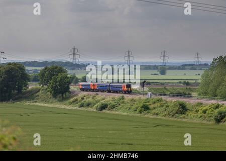 Allington (westlich von Grantham) East Midlands Züge der Klasse 156 156411 + der Klasse 153 153383 Arbeitszug 2S23 der 1545 Nottingham - Skegness Stockfoto