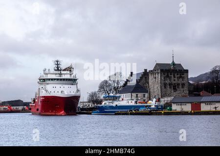 Offshore AHTS Anker Handling Schlepper Supply Vessel Normand Sapphire am Festningskaien Kai, im Hafen von Bergen, Norwegen. Fischfabrik Schiff Volt Harvest II Stockfoto