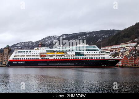 Auto- und Passagierfähre Trollfjord am Bryggen Kai, im Hafen von Bergen, Norwegen Stockfoto