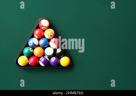 Billard Kugeln im Dreieck auf Tabelle Stockfoto