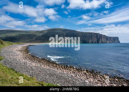 Blick nach Süden über Rackwick Beach auf die hoch aufragenden Klippen von Rackwick Bay, Isle of Hoy, Orkney, Schottland, Großbritannien Stockfoto